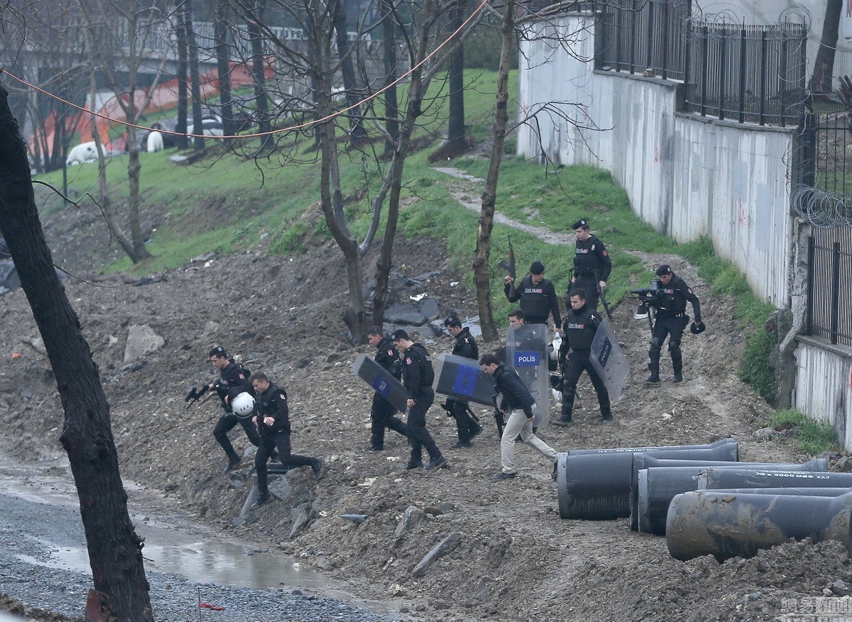两名女恐怖分子向土耳其警方投手雷 遭当街击