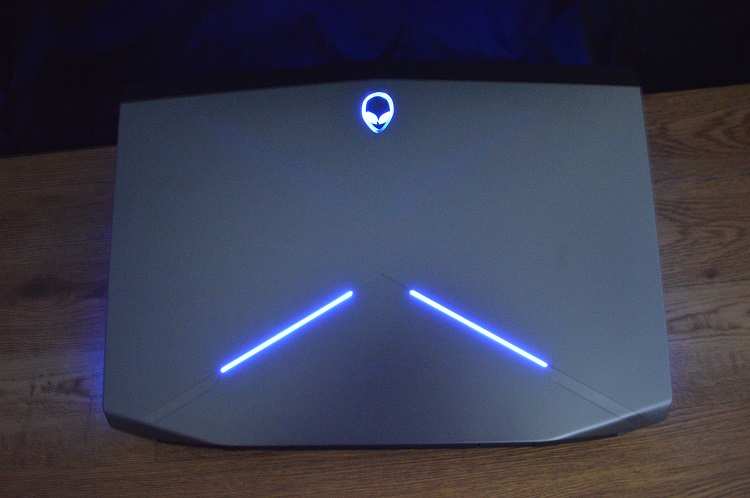 Alienware-17-2014-cover-dark-.jpg